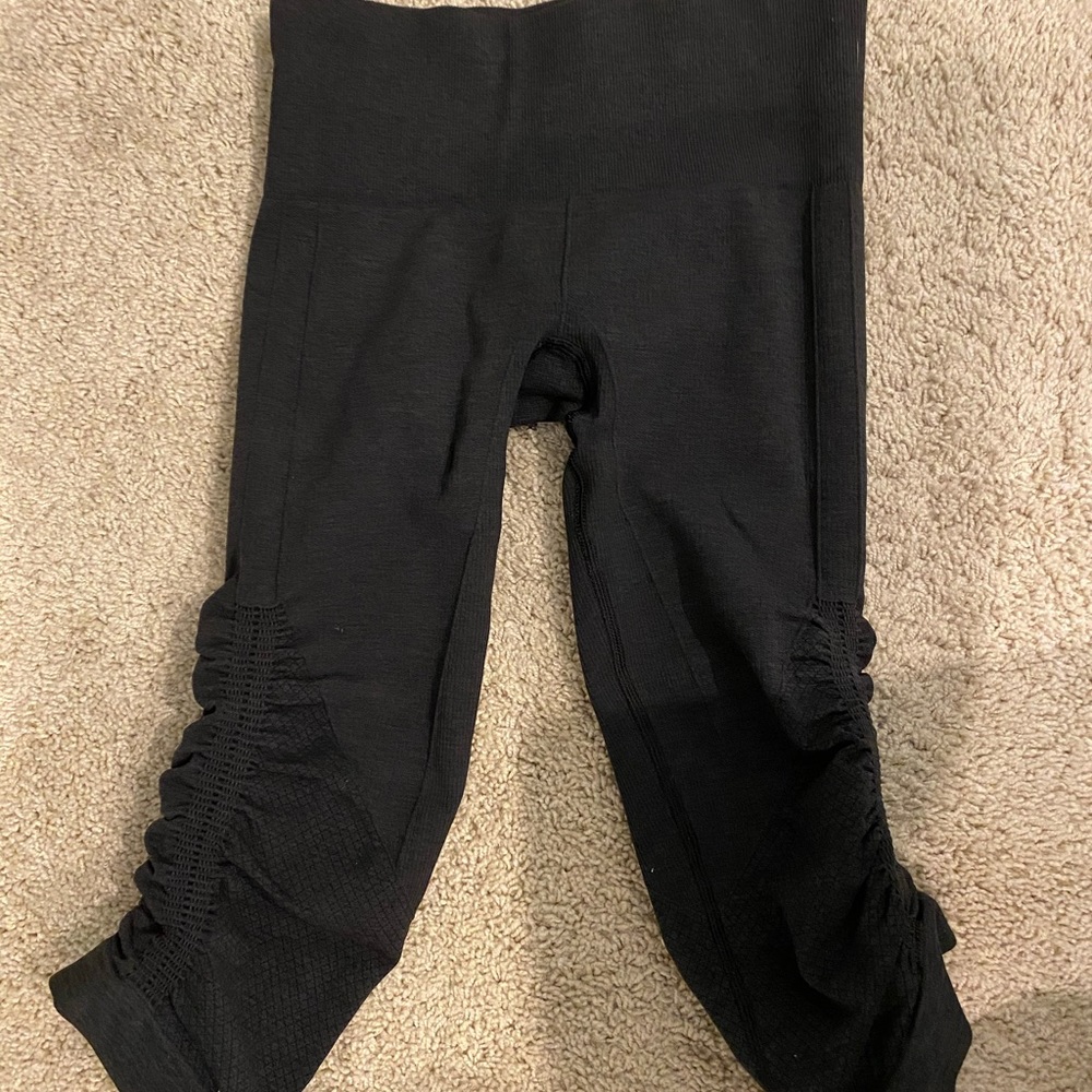 dark grey/black lululemon cropped legging